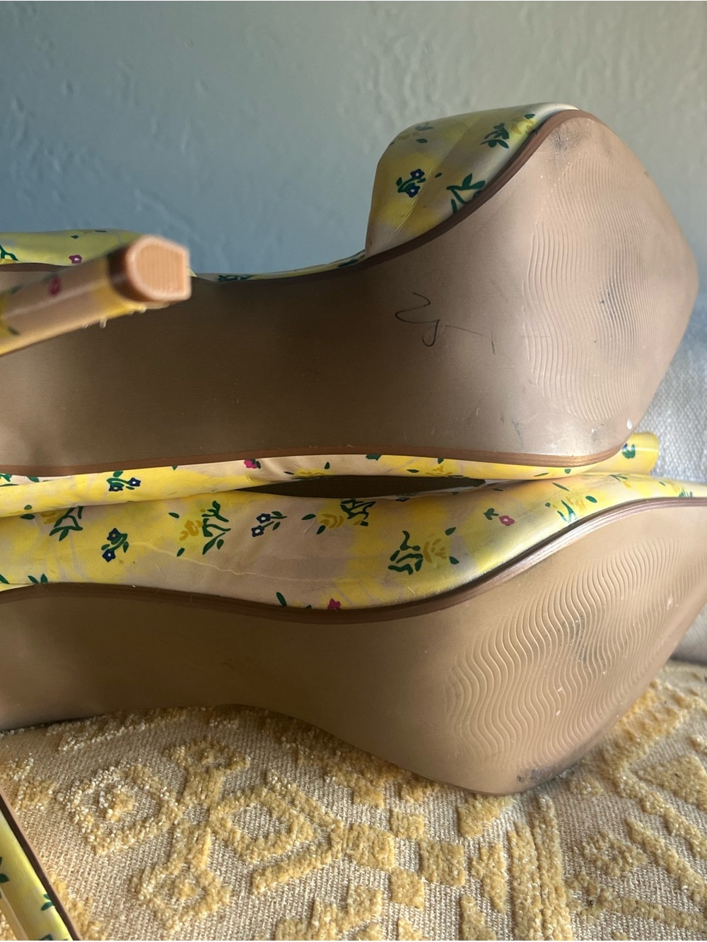 Betsey Johnson Layered Bow Vinyl Yellow Floral Stiletto 8.5M - Picture 5 of 10